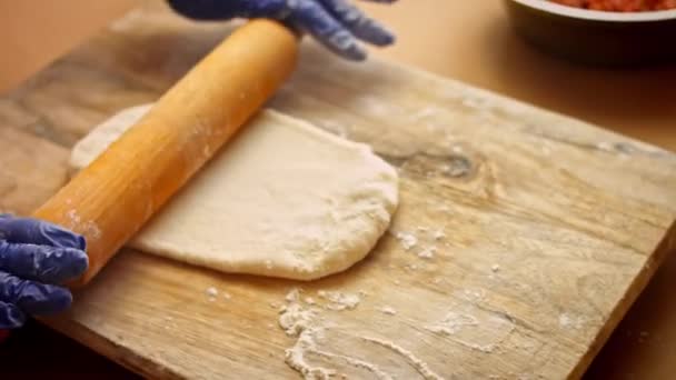 Extendí la masa con un rodillo de madera. Hacer pide 4k video — Vídeo de stock