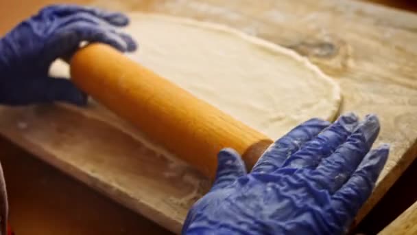 Extendí la masa con un rodillo de madera. Hacer pide 4k video — Vídeos de Stock