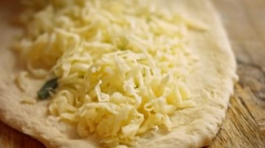 Hamurun üstüne mozarella koy. Vejetaryen pide hazırlıyoruz. 4k video