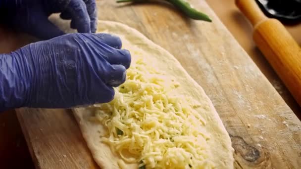Piegare gli angoli della pasta. Prepariamo il pide vegetariano. 4k video — Video Stock