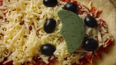 Doğranmış zeytinleri pidonun üzerine koydum. 4k video