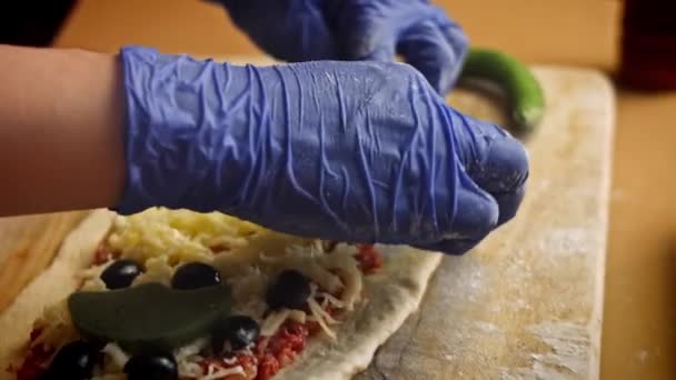 Piegare gli angoli della pasta. Prepariamo l'uovo di strega pide. 4k video — Video Stock