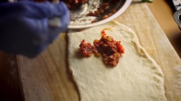 Ho messo la carne macinata con verdure sopra l'impasto. Prepariamo il pide con salame. 4k video — Video Stock