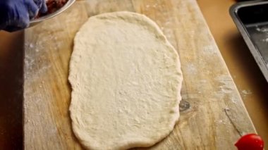 Hamurun üzerine kıyma ve sebze koydum. Pide 'ı yumurtayla hazırlıyoruz. 4k video