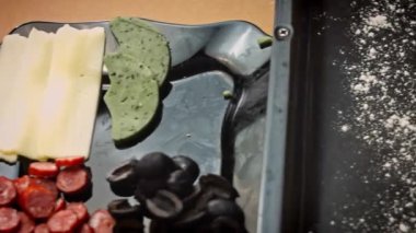 Mozarellayı yumurta piresine koydum. 4k video