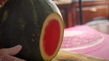 Karpuzu kestim. Sepet şeklinde karpuz yaparım. 4k video