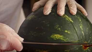 Karpuzu kestim. Sepet şeklinde karpuz yaparım. 4k video