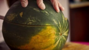 Karpuzu kestim. Sepet şeklinde karpuz yaparım. 4k video