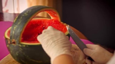 Karpuzu kestim. Sepet şeklinde karpuz yaparım. 4k video