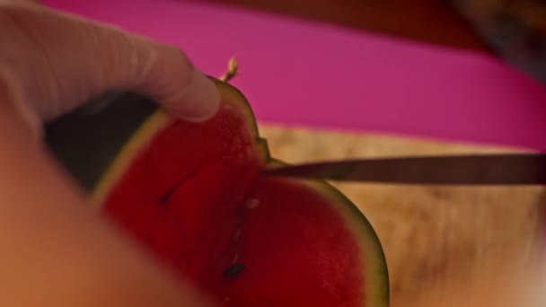 Ich schneide die Wassermelone. Ich mache Wassermelone in Form eines Korbes. 4k-Video — Stockvideo