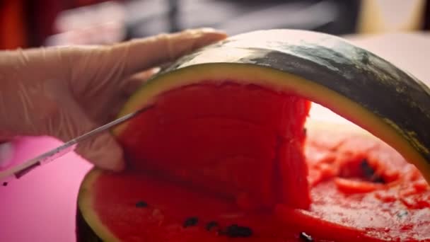 Felvágtam a dinnyét. Egy kosár alakú görögdinnyét készítek. 4k videó — Stock videók