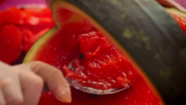 Ich schneide die Wassermelone. Ich mache Wassermelone in Form eines Korbes. 4k-Video — Stockvideo