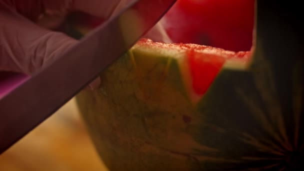 Ich schneide die Wassermelone. Ich mache Wassermelone in Form eines Korbes. 4k-Video — Stockvideo