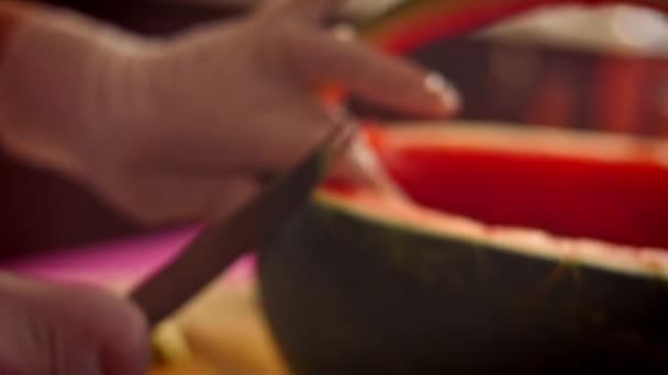 Cortei a melancia. Eu faço melancia em forma de cesto. 4k vídeo — Vídeo de Stock