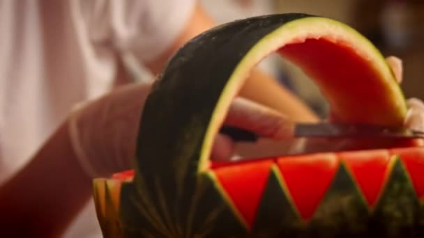 Cortei a melancia. Eu faço melancia em forma de cesto. 4k vídeo — Vídeo de Stock