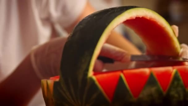 Ich schneide die Wassermelone. Ich mache Wassermelone in Form eines Korbes. 4k-Video — Stockvideo