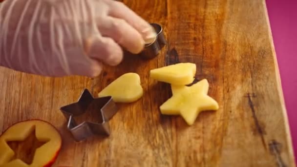 Ik snij de stukjes appel in de vorm van een hart en sterren. 4k video — Stockvideo