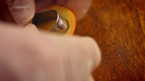 Έκοψα τα κομμάτια μήλου σε σχήμα καρδιάς και αστεριών. Βίντεο 4k — Αρχείο Βίντεο