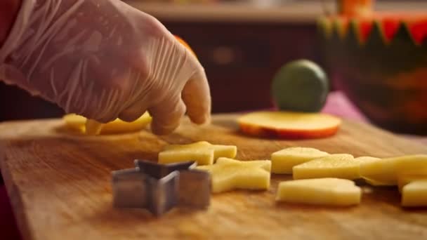 Cortei os pedaços de maçã em forma de coração e estrelas. 4k vídeo — Vídeo de Stock