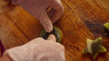 Kivi parçalarını kalp ve yıldız şeklinde kestim. 4k video