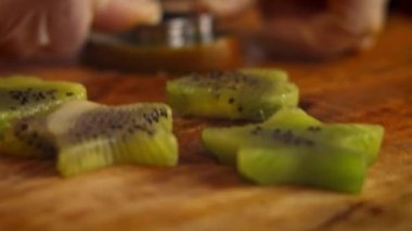 Kivi parçalarını kalp ve yıldız şeklinde kestim. 4k video