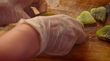 Kivi parçalarını kalp ve yıldız şeklinde kestim. 4k video