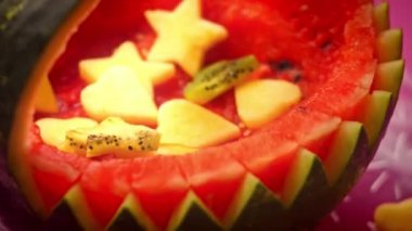 Kivi parçalarını kalp ve yıldız şeklinde kestim. Karpuzu sepet şeklinde düzenliyorum. 4k video