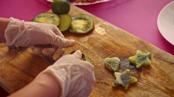 Cortei os pedaços de kiwi na forma de um coração e estrelas. 4k vídeo — Vídeo de Stock