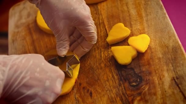 Levágtam a mangó darabokat szív és csillag alakban. 4k videó — Stock videók