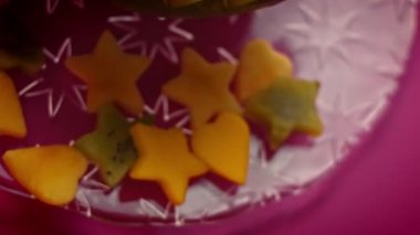 Mango parçalarını kalp ve yıldız şeklinde kestim. Karpuzu sepet şeklinde düzenliyorum. 4k video