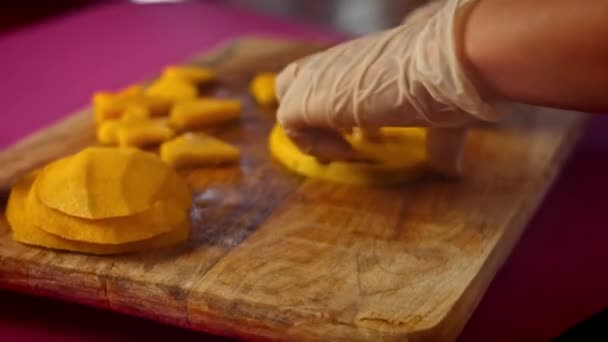 Kroję kawałki mango w kształcie serca i gwiazd. 4k wideo — Wideo stockowe