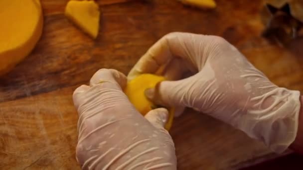 Kroję kawałki mango w kształcie serca i gwiazd. 4k wideo — Wideo stockowe