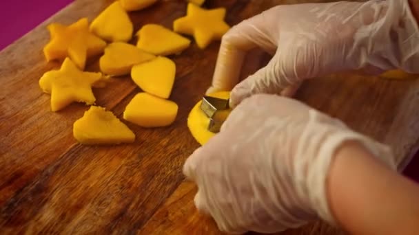 J'ai coupé les morceaux de mangue en forme de cœur et d'étoiles. Vidéo 4k — Video