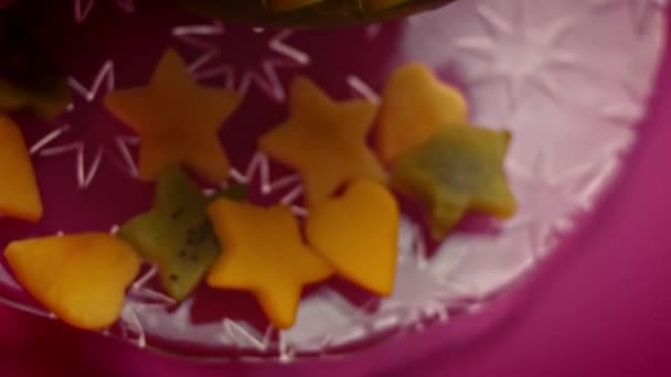 Ik sneed de mango stukken in de vorm van een hart en sterren. Ik schik de watermeloen in de vorm van een mand. 4k video — Stockvideo
