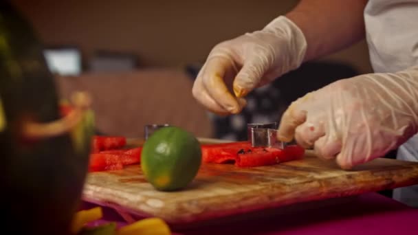 Jag skar vattenmelonbitarna i form av ett hjärta och stjärnor. 4k-video — Stockvideo