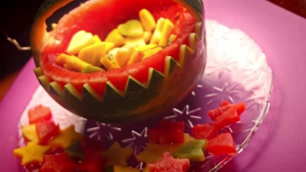Machen Sie Ihre Geburtstagsparty zu etwas Besonderem mit einem Wassermelonenkorb. 4k-Video — Stockvideo