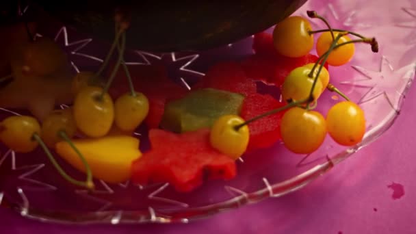 Ik regel de witte kersen in de watermeloen mand. 4k video — Stockvideo