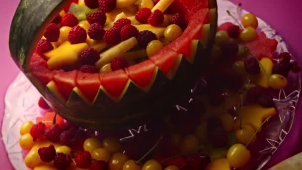 Gör din födelsedagsfest speciell med Watermelon korg. 4k-video — Stockvideo