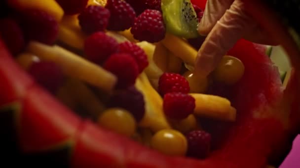 Faça sua festa de aniversário especial com cesta de melancia. 4k vídeo — Vídeo de Stock