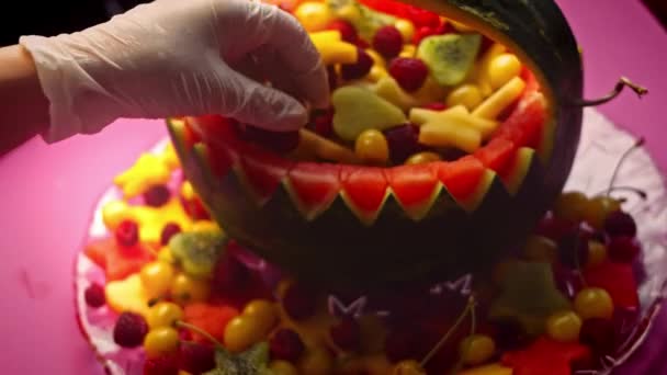 Ik regel de aardbeien in de watermeloen mand. 4k video — Stockvideo