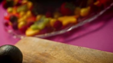 Masaya iki tane soyulmuş muz koydum. 4k video