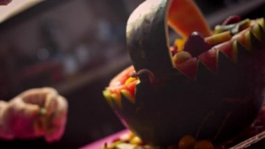 Limon suyunu kavun sepetine boşalt. 4k video