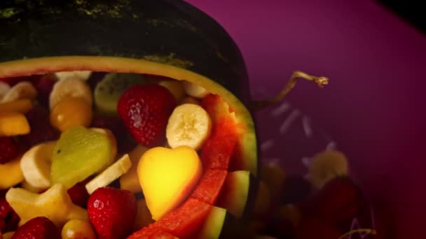 Tedd különlegessé a szülinapi bulidat görögdinnye kosárral. 4k videó — Stock videók