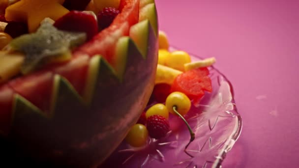 Faites de votre fête d'anniversaire spéciale avec le panier de pastèque. Vidéo 4k — Video