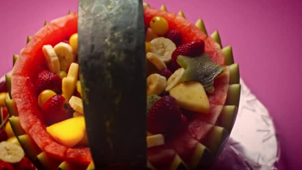 Faites de votre fête d'anniversaire spéciale avec le panier de pastèque. Vidéo 4k — Video