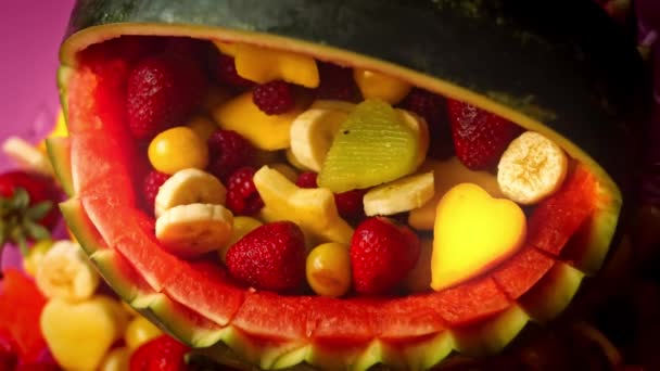 Machen Sie Ihre Geburtstagsparty zu etwas Besonderem mit einem Wassermelonenkorb. 4k-Video — Stockvideo