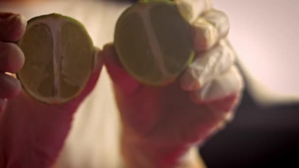 Limettensaft über den Melonenkorb abgießen. 4k-Video — Stockvideo