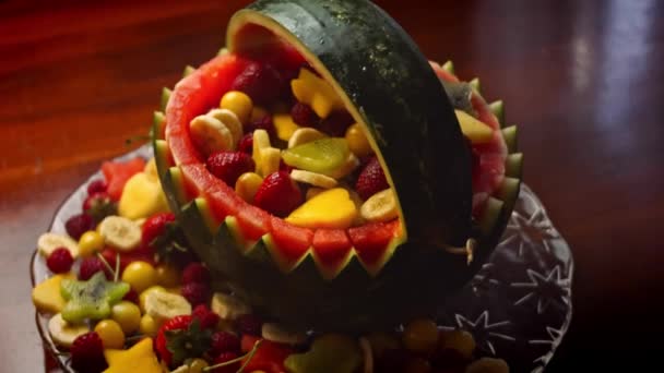 Faites de votre fête d'anniversaire spéciale avec le panier de pastèque. Vidéo 4k — Video