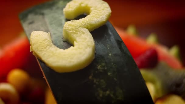 Maak je verjaardagsfeestje speciaal met Watermeloen mand. Figuur 3 gemaakt van appel. 4k video — Stockvideo