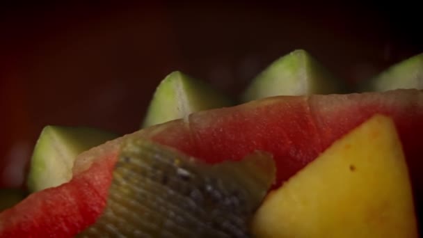 Dodać swoje przyjęcie urodzinowe specjalne z kosza arbuza. Rysunek 3 z jabłka. 4k wideo — Wideo stockowe